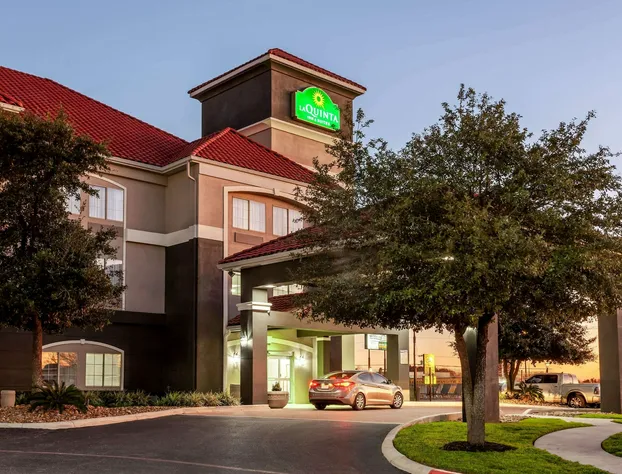 La Quinta Inn & Suites by Wyndham New Braunfels hotel detail image 1