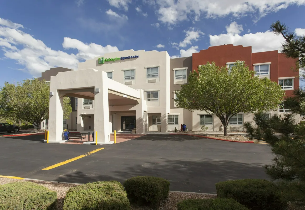 Holiday Inn Express & Suites Santa Fe by IHG hotel hero