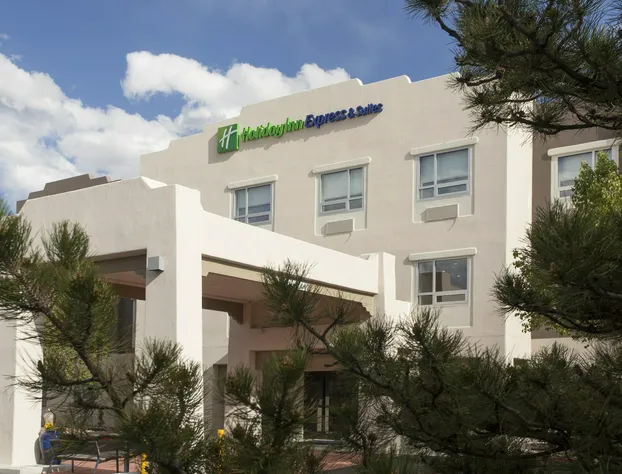 Holiday Inn Express & Suites Santa Fe by IHG hotel detail image 1