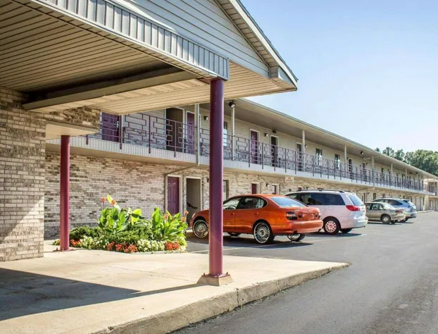 Econo Lodge Elkhart North hotel detail image 1
