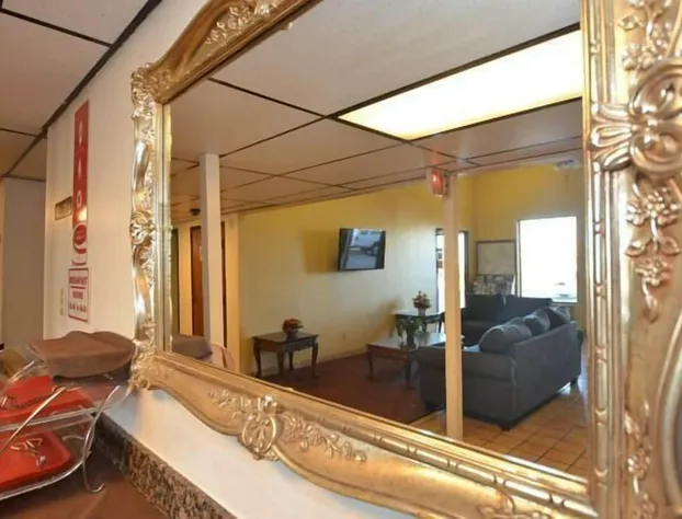 Econo Inn and Suites hotel detail image 4