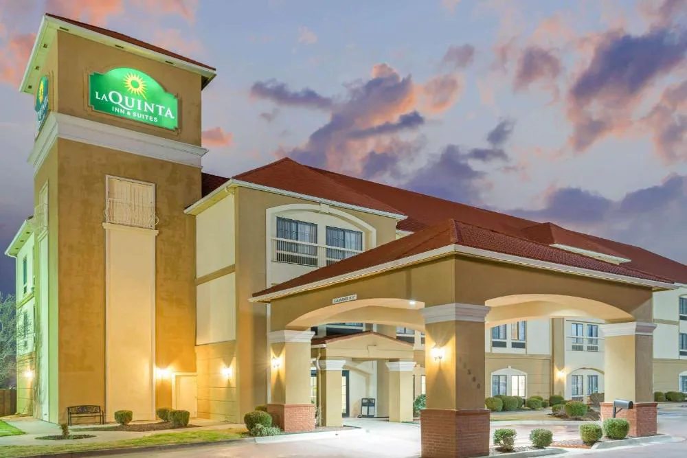 La Quinta Inn & Suites by Wyndham Oklahoma City -Yukon hotel hero
