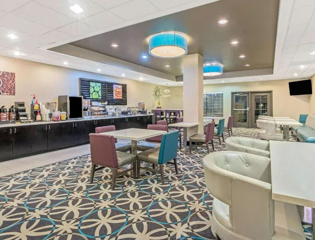 La Quinta Inn & Suites by Wyndham Oklahoma City -Yukon hotel detail image 3