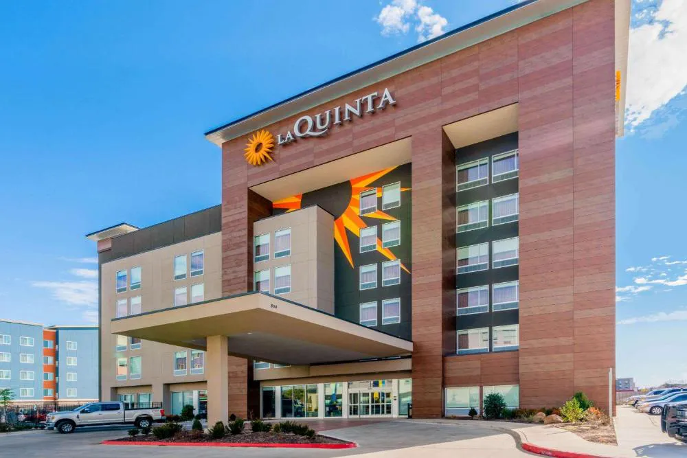 La Quinta Inn & Suites by Wyndham Oklahoma City Airport hotel hero