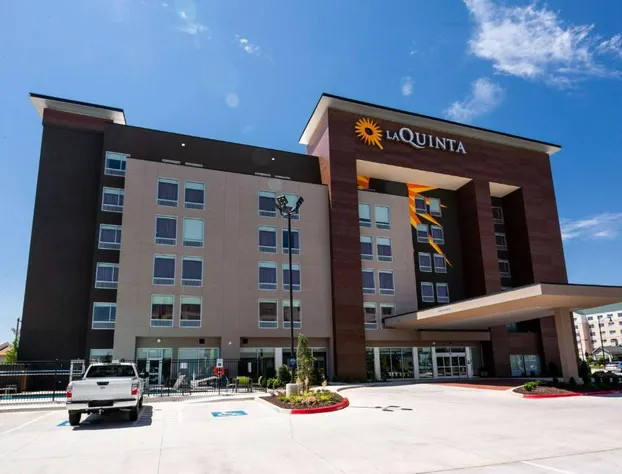 La Quinta Inn & Suites by Wyndham Oklahoma City Airport hotel detail image 1