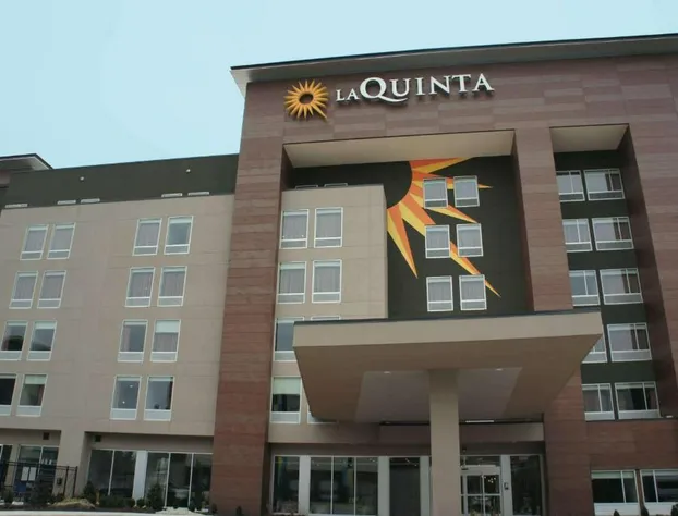 La Quinta Inn & Suites by Wyndham Oklahoma City Airport hotel detail image 2