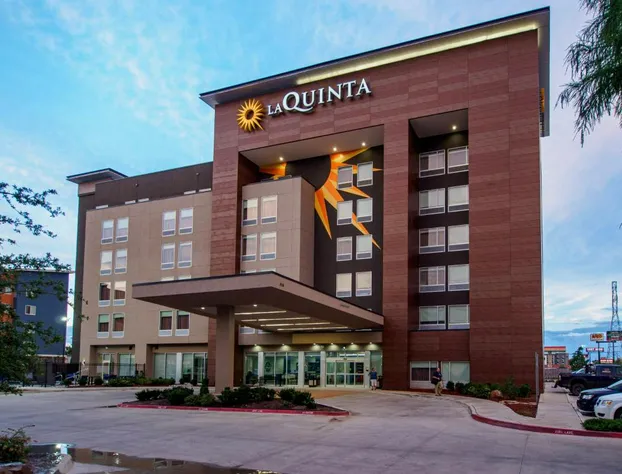 La Quinta Inn & Suites by Wyndham Oklahoma City Airport hotel detail image 3