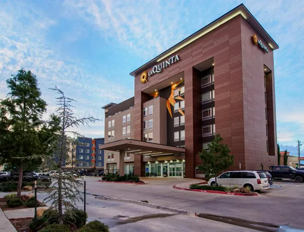 La Quinta Inn & Suites by Wyndham Oklahoma City Airport hotel detail image 4