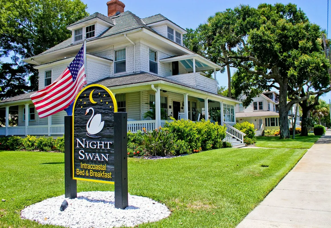 Night Swan Intracoastal B&B hotel hero