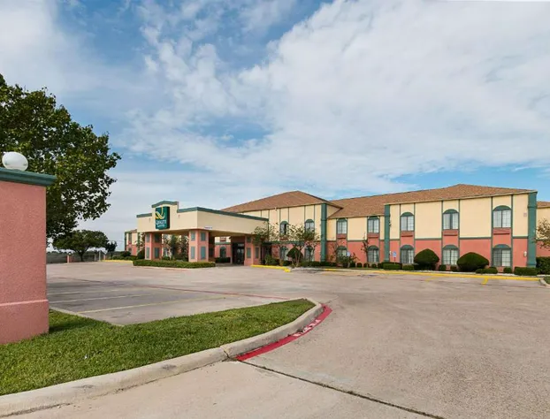 Quality Suites hotel detail image 2