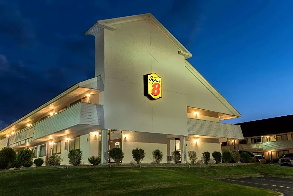 Super 8 by Wyndham Strongsville/Cleveland hotel hero