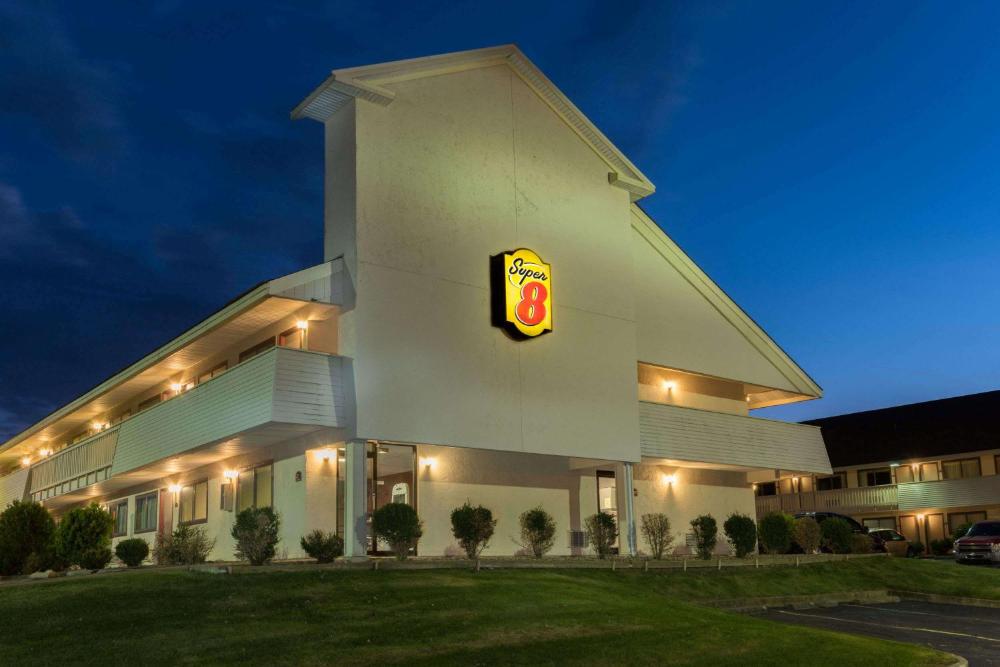 Super 8 by Wyndham Strongsville/Cleveland hotel hero