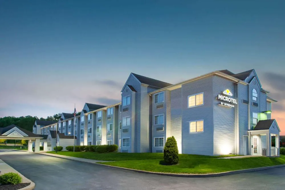Microtel Inn & Suites by Wyndham Pittsburgh Airport hotel hero