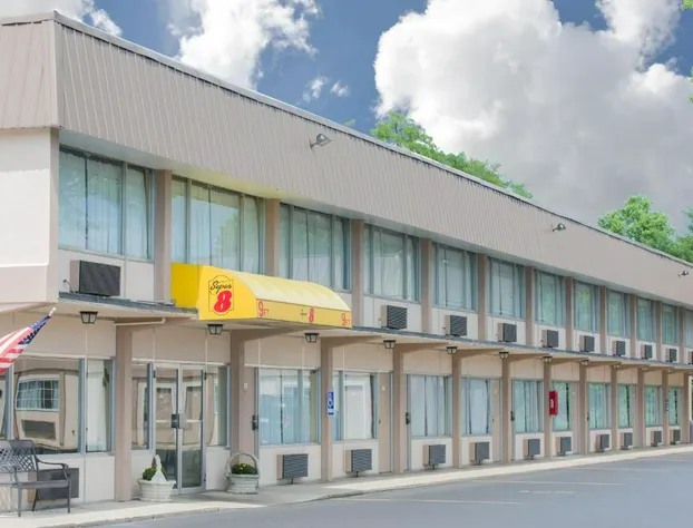 Super 8 by Wyndham Ashland hotel detail image 1