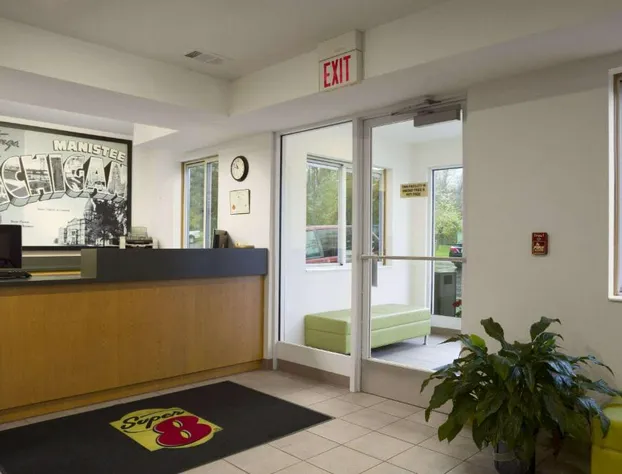 Super 8 by Wyndham Manistee hotel detail image 2