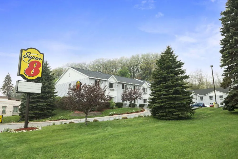 Super 8 by Wyndham Manistee hotel hero