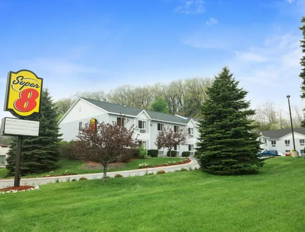 Super 8 by Wyndham Manistee hotel detail image 1