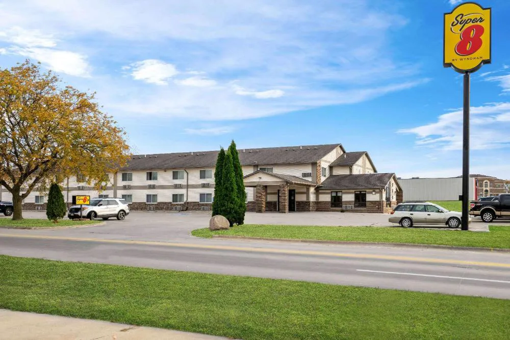 Super 8 by Wyndham Waverly hotel hero