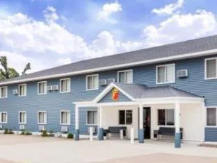 Super 8 by Wyndham Platteville hotel hero