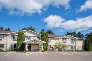 Super 8 by Wyndham Cloquet hotel hero