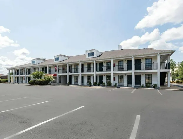 Econo Lodge Tupelo Barnes Crossing hotel detail image 2