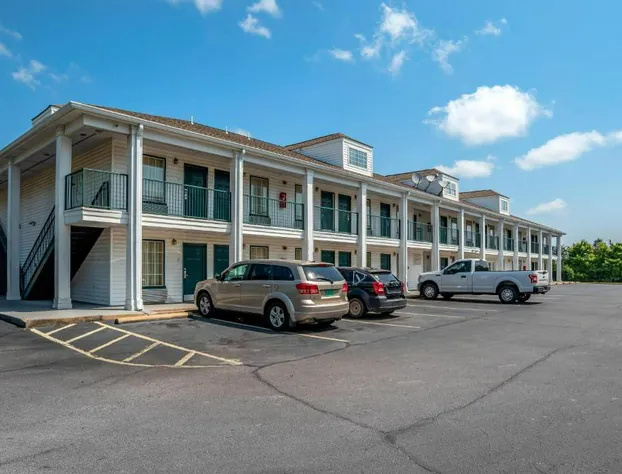 Econo Lodge Tupelo Barnes Crossing hotel detail image 3