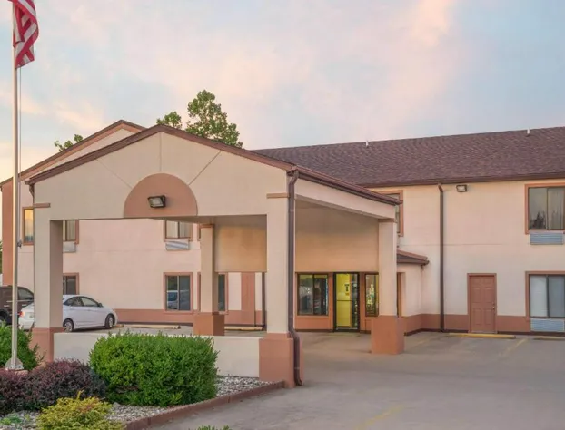 Super 8 by Wyndham Vincennes hotel detail image 1