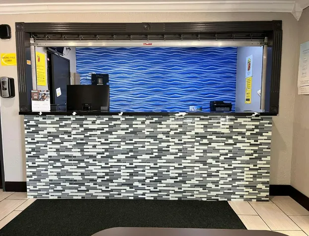 Super 8 by Wyndham Vincennes hotel detail image 4