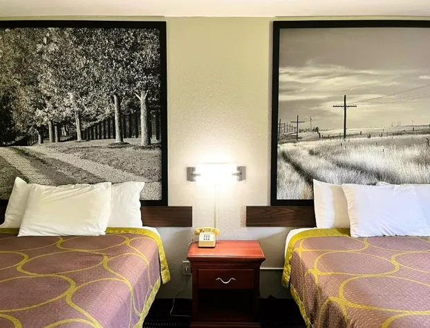 Super 8 by Wyndham Vincennes hotel detail image 4
