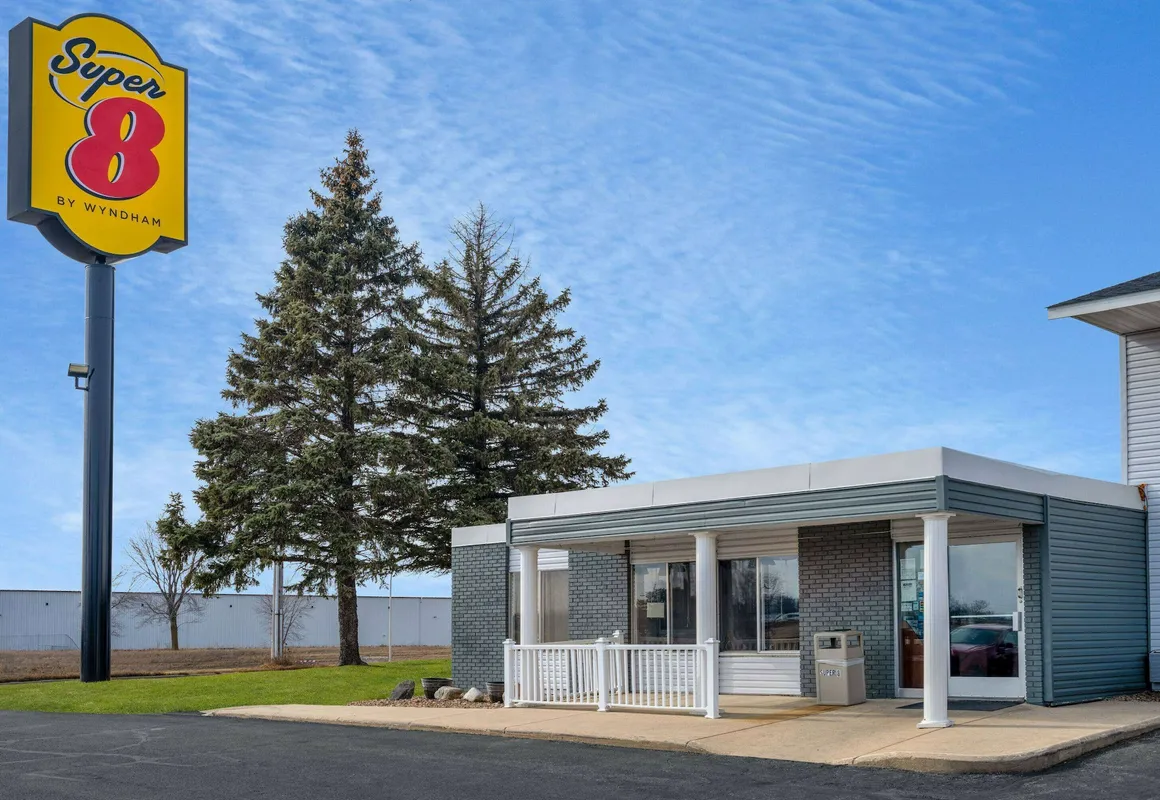 Super 8 by Wyndham Owatonna hotel hero