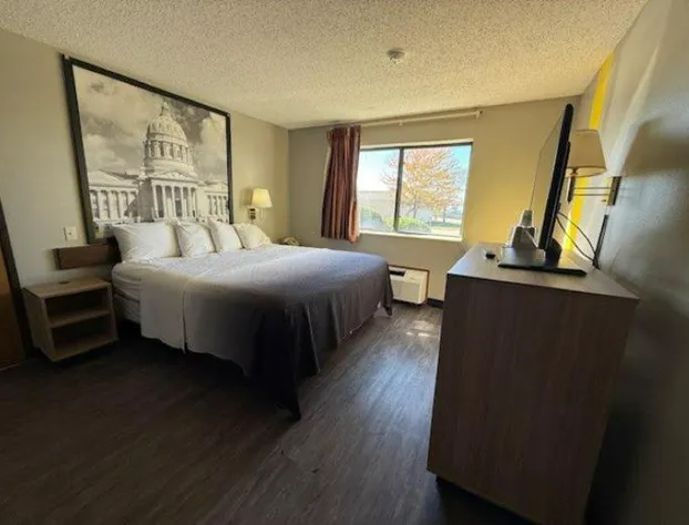 Super 8 by Wyndham Smithville/Kansas City hotel detail image 4
