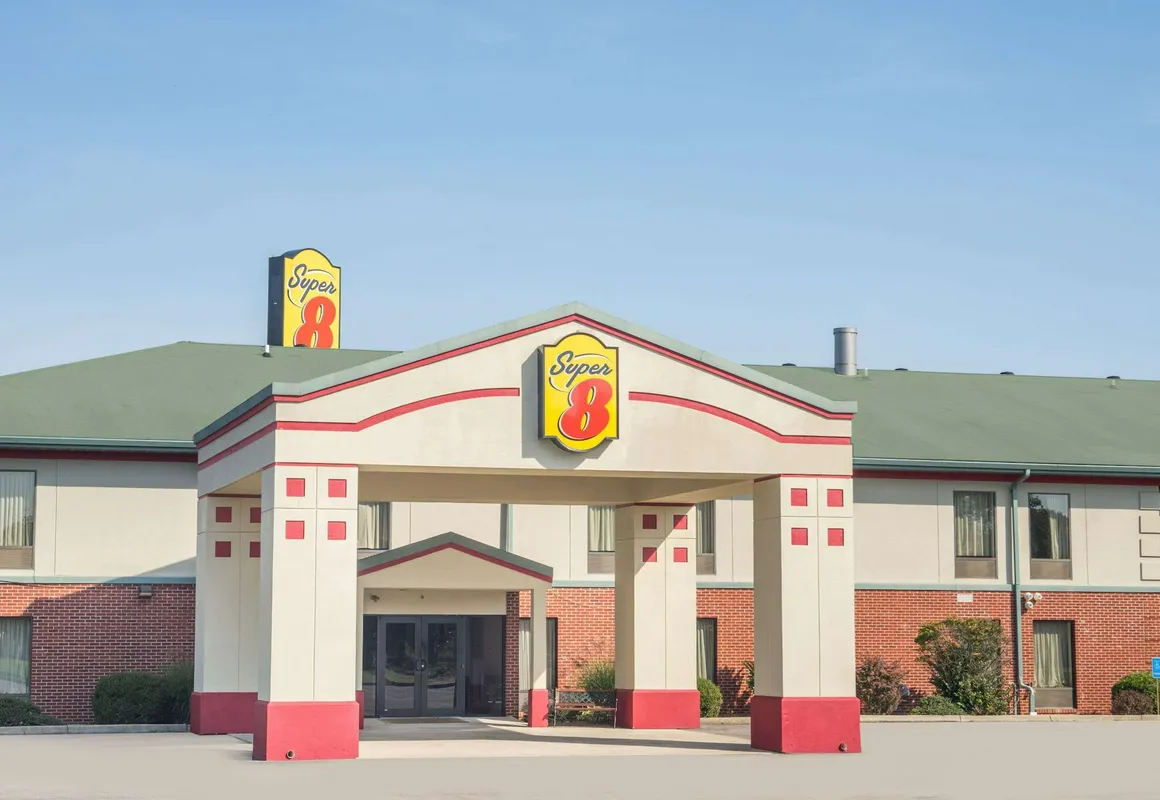 Super 8 by Wyndham Grayson hotel hero