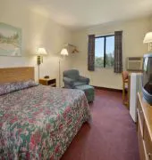 Super 8 by Wyndham Valley City hotel detail image 4