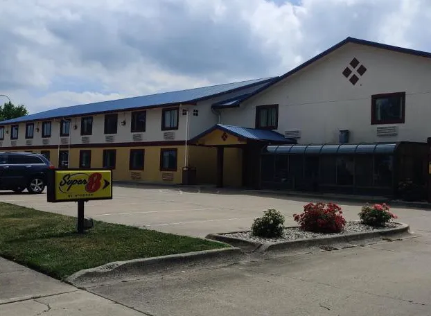 Super 8 by Wyndham Champaign hotel detail image 2