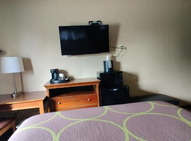 Super 8 by Wyndham Champaign hotel detail image 3