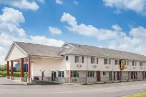 Super 8 by Wyndham Wapakoneta hotel hero