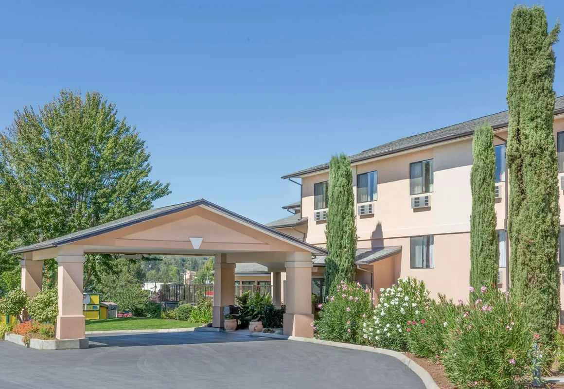 Super 8 by Wyndham Grants Pass hotel hero