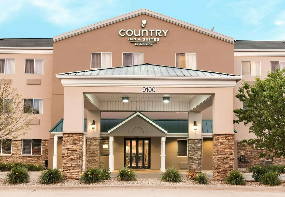 Country Inn & Suites by Radisson, Cedar Rapids Airport, IA hotel hero