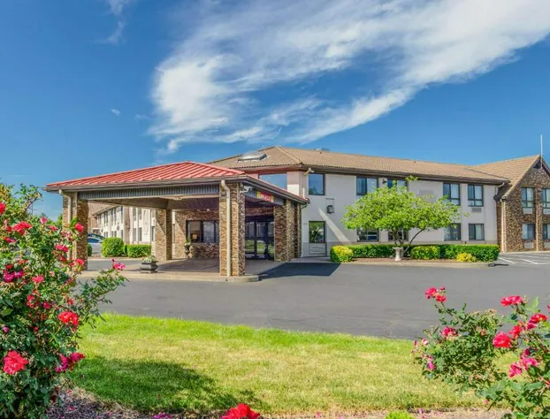 Comfort Inn & Suites West Springfield hotel detail image 1