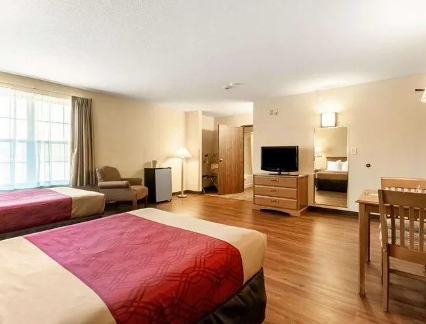 Econo Lodge Hadley near University hotel detail image 3