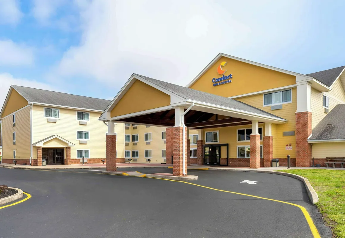 Comfort Inn & Suites Milford hotel hero