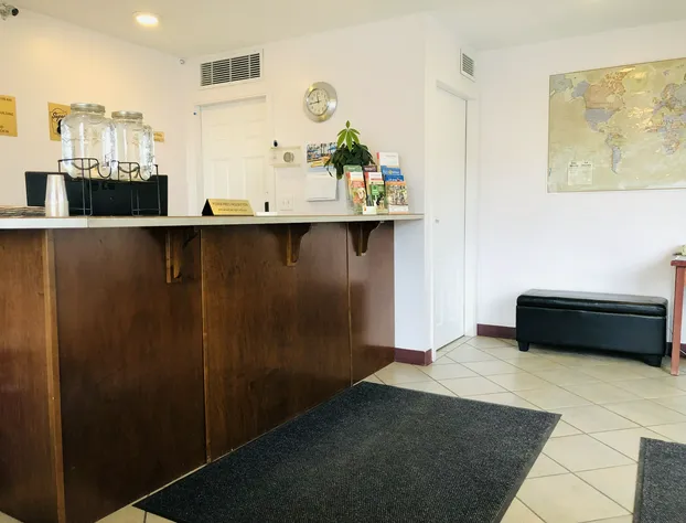 Super 8 by Wyndham Lake Country/Winfield Area hotel detail image 2