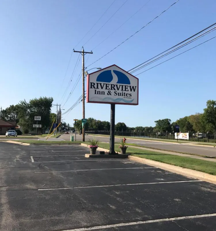 Econo Lodge Inn & Suites Oconto hotel hero