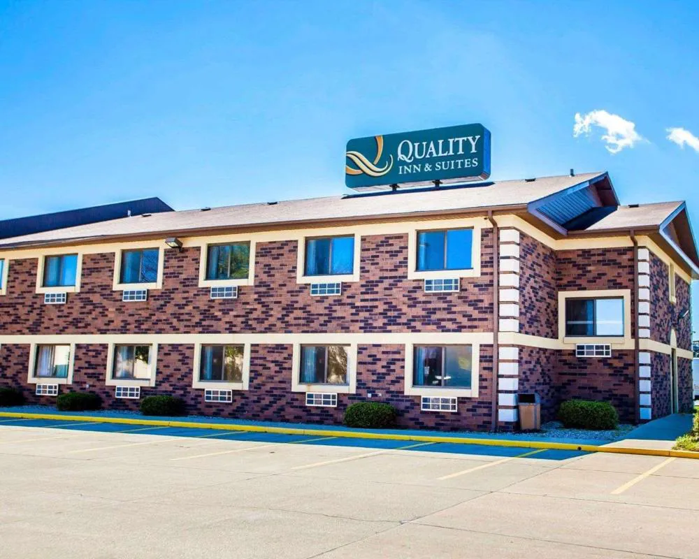 Quality Inn & Suites hotel hero