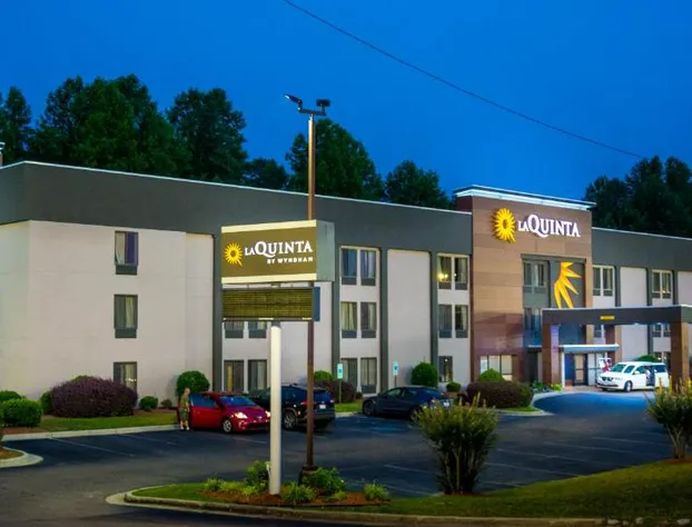 La Quinta Inn & Suites by Wyndham Fayetteville I-95 hotel detail image 1