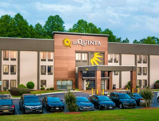 La Quinta Inn & Suites by Wyndham Fayetteville I-95 hotel detail image 3