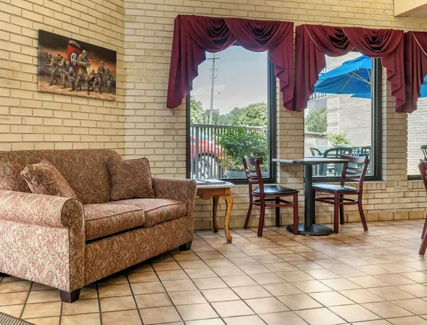 Econo Lodge Fayetteville I-95 hotel detail image 4