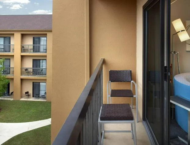 Courtyard by Marriott Fayetteville hotel detail image 1