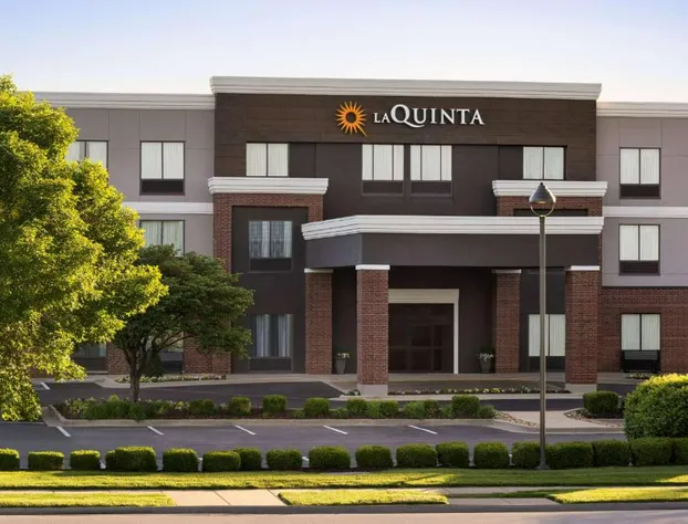 La Quinta Inn & Suites by Wyndham Springfield Airport Plaza hotel detail image 1