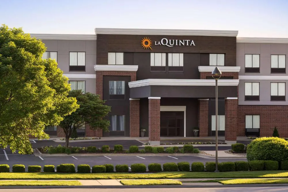 La Quinta Inn & Suites by Wyndham Springfield Airport Plaza hotel hero